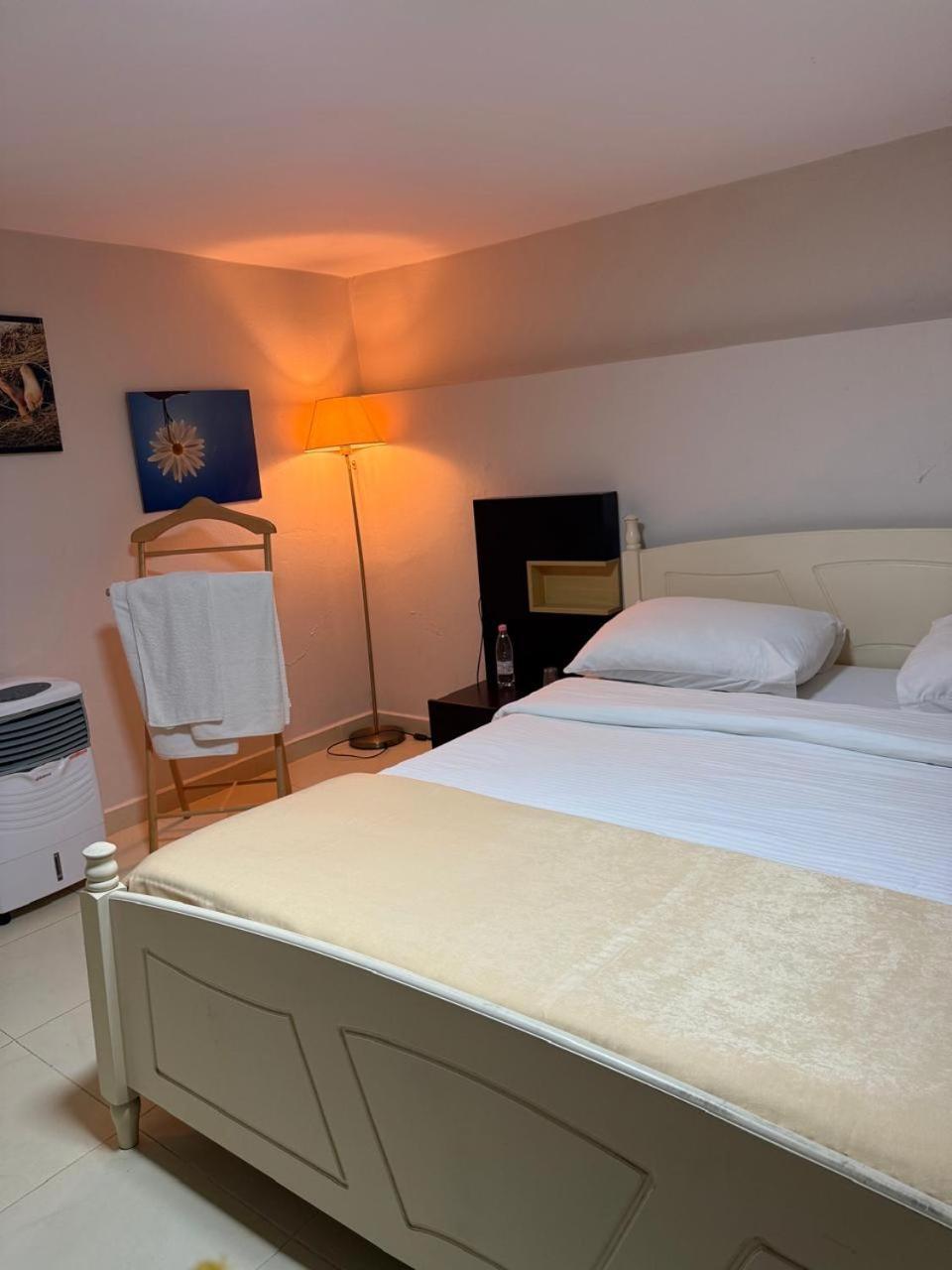 Hotelvila 22 Тирана Екстериор снимка